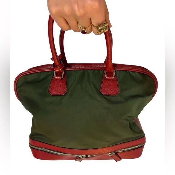Auth Prada red leather and green nylon hand bag - Picture 4 of 16
